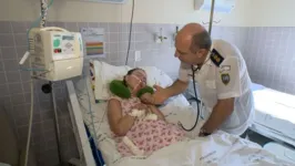 Clarinha sendo cuidada no Hospital Militar do Espírito Santo pelo médico Coronel Jorge Potratz.