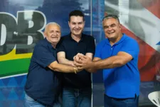 O presidente do MDB no Pará, o ministro Jader Filho com prefeito de Bragança, Raimundo Nonato de Oliveira (à esquerda) e o vice Mário Júnior (à direita)