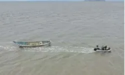 O barco foi localizado por pescadores em uma área conhecida como Barra do Quatipuru, próxima à praia de Ajuruteua