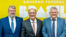 O presidente do Simineral, Anderson Baranov, o vice-presidente do Brasil, Geraldo Alckmin, e o vice-presidente executivo da Hydro, John Thuestad.