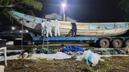 Equipes da Polícia Federal periciaram o barco na noite desta terça-feira (16).