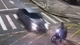 Momento em que o motociclista é atingido