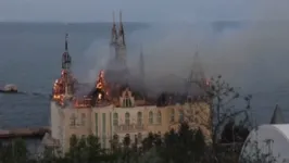 Momento em que o castelo fica em chamas após os ataques