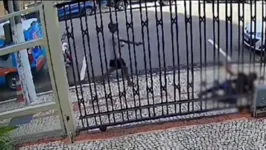 Momento em que assaltante ameaça funcionário do pet shop