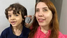 Gabriela Conduru mostra a impressão 3D do rosto do filho Raul