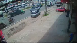 A motocicleta seguia em frente à carreta