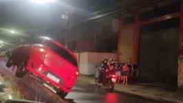 Carro ficou em cima de mureta de proteção de elevado em Belém