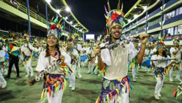 Cinco escolas passam pela avenida hoje