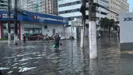 Alagamento deixou cruzamento intrafegável no bairro da Cremação