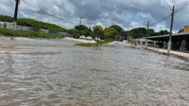 O alagamento dificultou a locomoção no bairro do Guamá.