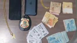 Itens como celulares, chips, dinheiro e acessórios aparentemente de ouro foram localizados junto ao piloto do tráfico