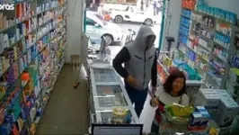 Câmeras de monitoramento do estabelecimento mostram o momento em que a mulher tem uma crise de riso na hora do assalto.