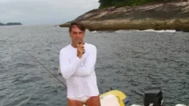 Bolsonaro foi flagrado pescando em área de proteção ambiental em 2012. Ele negou a acusação, apesar da foto tirada por um agente ambiental