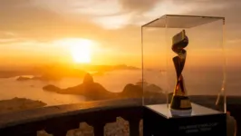Troféu da Copa do Mundo Feminina durante exibição no Corcovado, no Rio de Janeiro, em 2023.