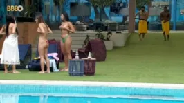 O grupo decidiu pular na piscina para comemorar os oitenta dias no reality.