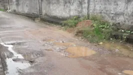 Ruas são tomadas por mato e buracos, em Ananindeua.