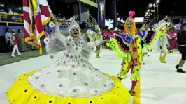 Mesmo acontecendo em março, após o período carnavalesco, o desfile manteve a energia da folia