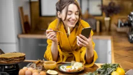 Você usa o celular ao comer? Pois saiba que essa prática é mais arriscada do que parece...