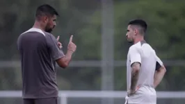 António Oliveira orienta Igor Coronado durante treinamento; meia é um dos 11 reforços contratados pelo Corinthians durante a janela de transferência encerrada esta semana.