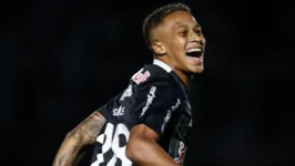 Vitinho comemora gol da vitória do Bragantino sobre o Corinthians, na noite deste sábado (20), em Bragança Paulista.