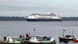 Navio de turismo chegando em Belém