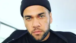 Daniel Alves nega que tenha dado entrevista a um jornal espanhol e afirma que não falará com a imprensa enquanto aguarda o andamento dos recursona Justiça espanhola.