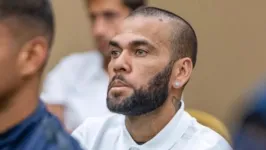 Daniel Alves pode deixar a prisão após ter pedido de liberdade provisória aceito pela Justiça espanhola