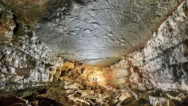 A galeria da Caverna Castelbouc no planalto Causse Méjean, França