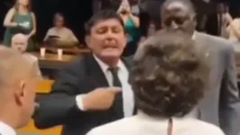 Deputado saiu aos gritos e bateu em mesa após interrupção de reunião