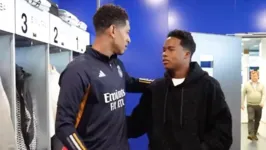 Encontro entre Bellingham e Endrick durante visita do jovem atacante brasileiro ao Real Madrid, no final do ano passado.