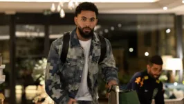 Douglas Luiz, que atua na Premier League, foi um dos primeiros convocados a se apresentar ao técnico Dorival Júnior em Londres