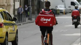 Entregadores não têm obrigação de levar os pedidos até a porta dos apartamentos.