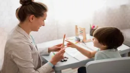 Criança na consulta com a fonoaudióloga