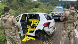 Adolescente foge da polícia e capota carro carregado de maconha no Paraná.