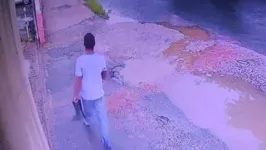 O homem foi flagrado andando tranquilamente pela rua após ter cometido o crime