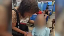 Momento em que a mulher tenta fazer idoso já morto assinar papel de empréstimo