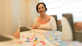 A fonoaudióloga Carol Araújo e os jogos que cria para as crianças.