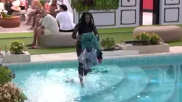 A cena de pertences na piscina do BBB se repetiu 22 anos depois.