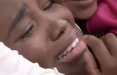 Leidy chorando na casa.