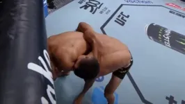 Exato momento da mordida de Igor Severino em André "Mascote" Lima, no segundo assalto da luta pelo peso-mosca do UFC.
