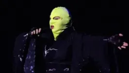 Artista fez todo o show e passagem de som com uma máscara verde