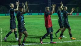 Apesar de atuação apagada, jogadores do Paysandu comemoram vaga na segunda fase da Copa do Brasil.