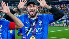 Mesmo em recuperação de lesão no joelho e sem sequer ter entrado em campo na Supercopa Saudita, Neymar recebeu uma das medalhas da conquista do Al-Hilal.