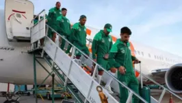 A delegação do Palmeiras durante desembarque em Buenos Aires, na última terça-feira (2).