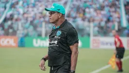 Hélio dos Anjos não escondeu a insatisfação com o estado do gramado da Curuzu e detonou a empresa responsável pelo campo de jogo.