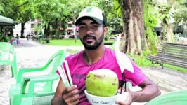 O vendedor de coco da Praça Batista Campos, Marlison Almeida.