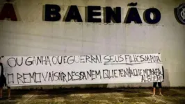 Torcedores, portando faixa com ameaça de morte, escondem os rostos para não serem indentificados pelas autoridades.