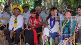 Raoni e lideranças indígenas aguardam pela chegada dos presidentes Lula e Macron na Ilha do Combu, em Belém
