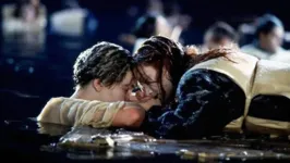 A porta de madeira que salvou a personagem Rose de congelar na água do mar no filme "Titanic" foi vendida em leilão.