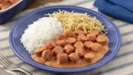 A receita de Strogonoff de salsicha é bem fácil de fazer.